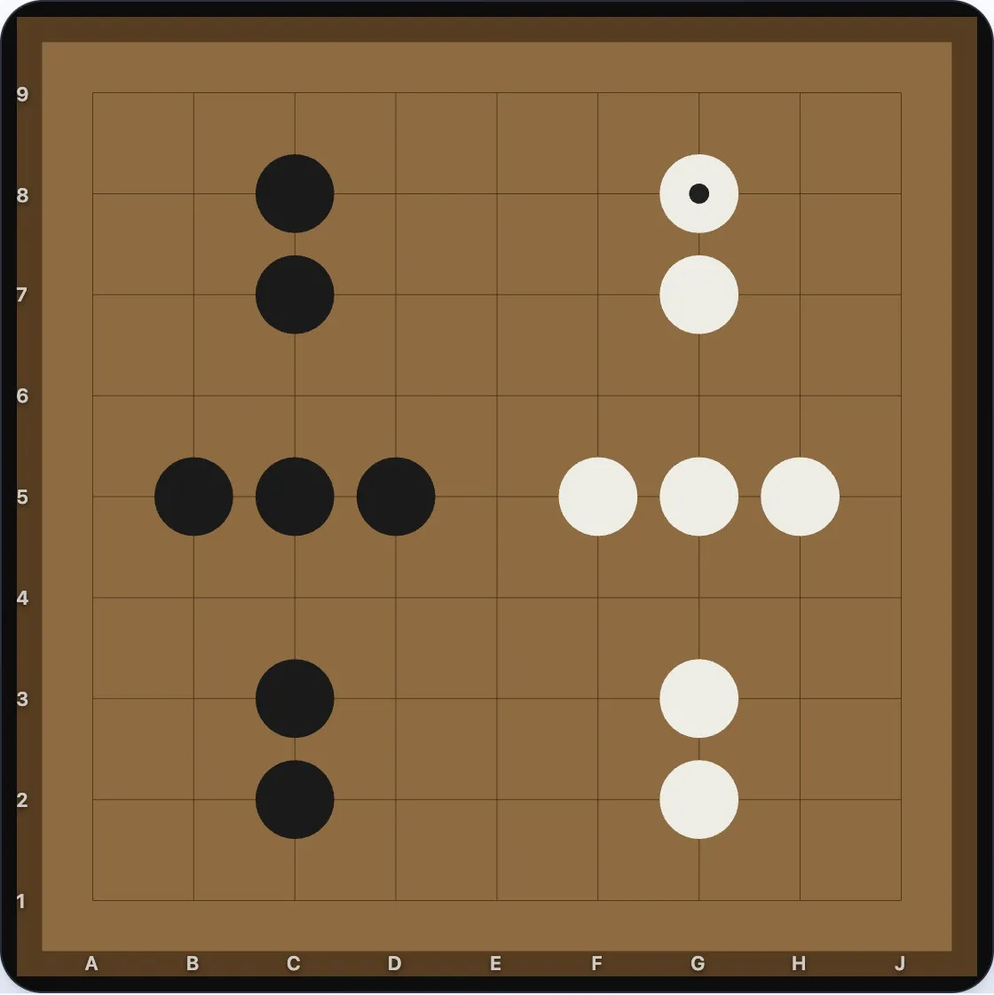 Una partida de Go de 9x9 terminada con piedras negras y blancas dividiendo el tablero, cada color rodeando su propio territorio cerrado
